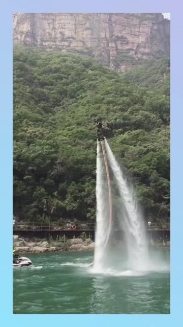 偶遇违规倒车,鹿晗停车制止司机和私生