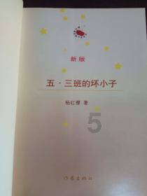 两名女童误入车流,俩男子见状没有迟疑上去营救